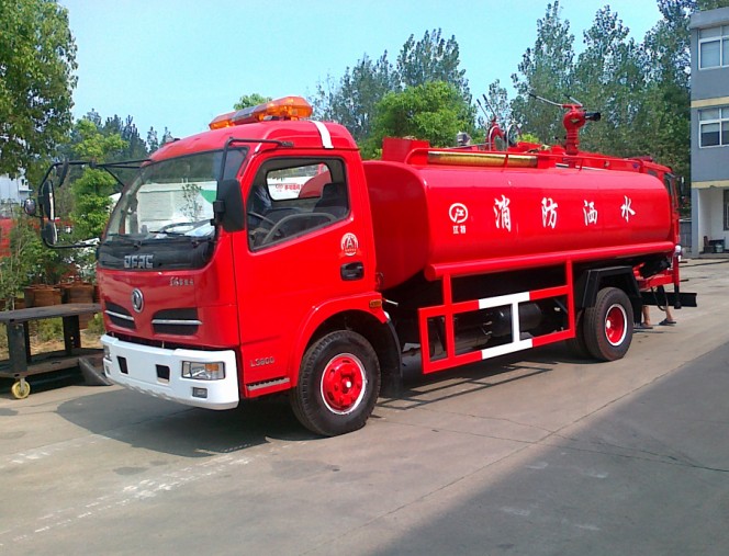 8噸社區消防車(chē)(多利卡消防灑水車(chē))