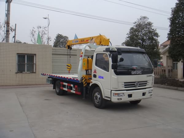 東風(fēng)多利卡平板帶吊清障車(chē)